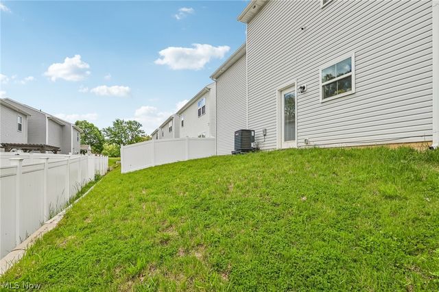 572 Auld Farm Circle, Akron, OH 44320