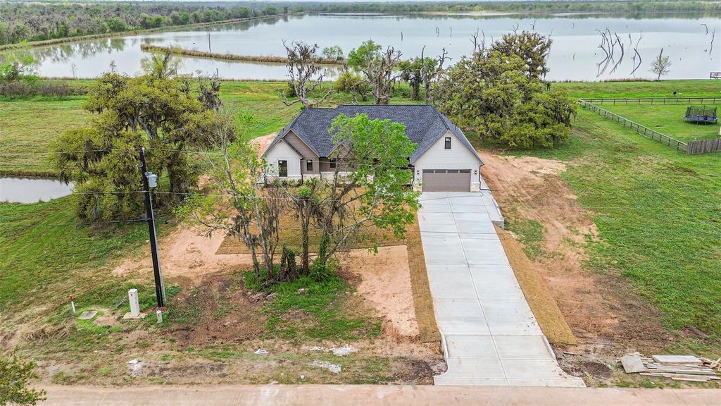 250 Pony Trl Trail, Angleton, TX 77515
