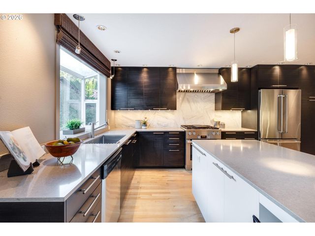 211 Nw SEBLAR Dr, Portland, OR 97210