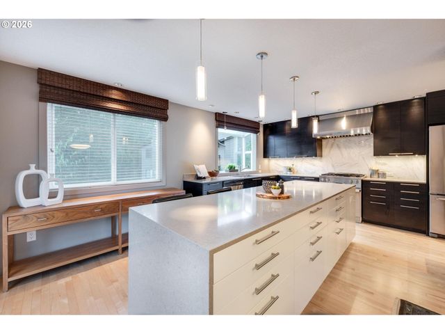 211 Nw SEBLAR Dr, Portland, OR 97210