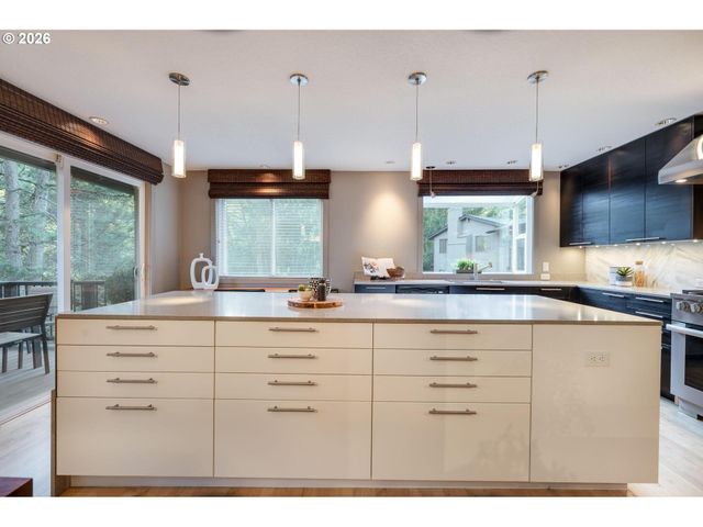 211 Nw SEBLAR Dr, Portland, OR 97210