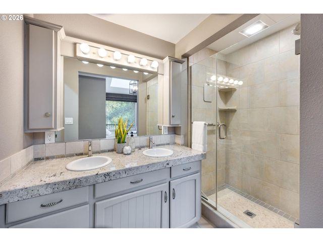 211 Nw SEBLAR Dr, Portland, OR 97210