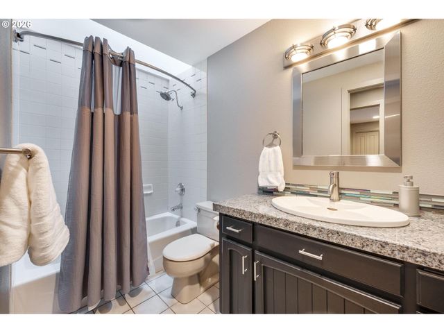 211 Nw SEBLAR Dr, Portland, OR 97210