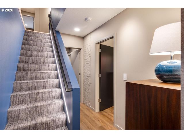 211 Nw SEBLAR Dr, Portland, OR 97210