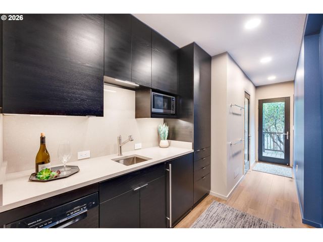 211 Nw SEBLAR Dr, Portland, OR 97210