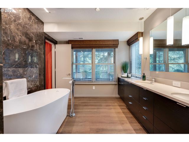 211 Nw SEBLAR Dr, Portland, OR 97210