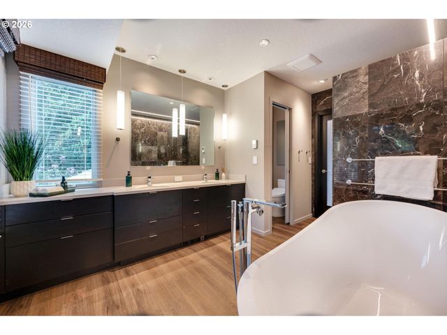 211 Nw SEBLAR Dr, Portland, OR 97210