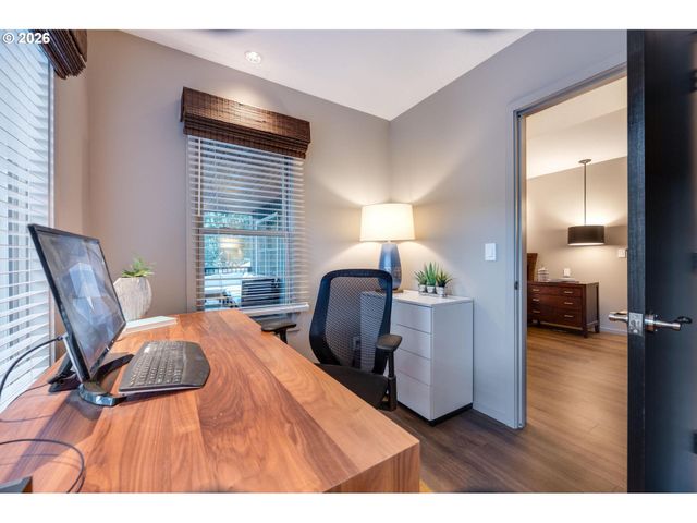 211 Nw SEBLAR Dr, Portland, OR 97210