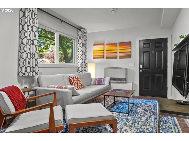 211 Nw SEBLAR Dr, Portland, OR 97210