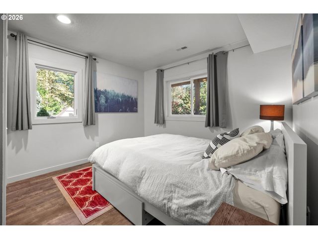 211 Nw SEBLAR Dr, Portland, OR 97210