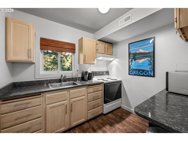 211 Nw SEBLAR Dr, Portland, OR 97210