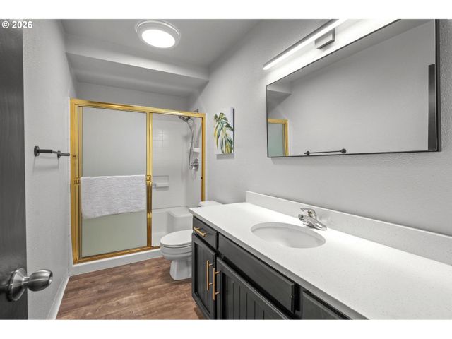 211 Nw SEBLAR Dr, Portland, OR 97210