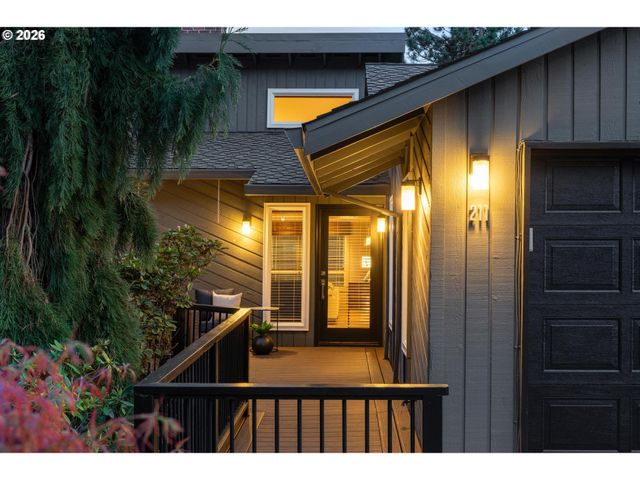 211 Nw SEBLAR Dr, Portland, OR 97210