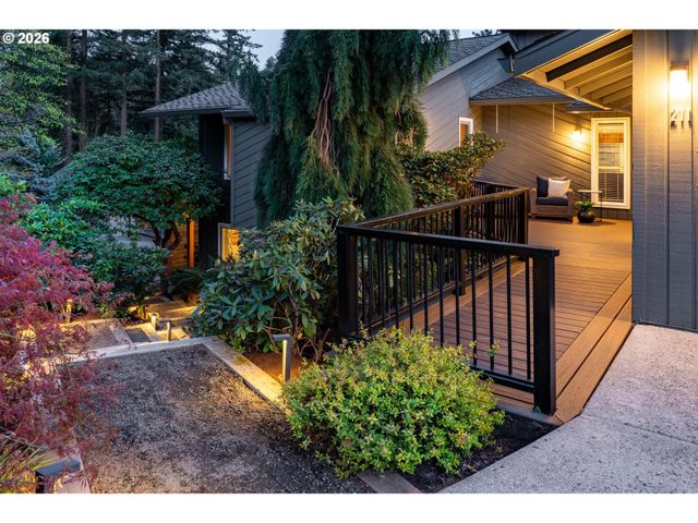 211 Nw SEBLAR Dr, Portland, OR 97210