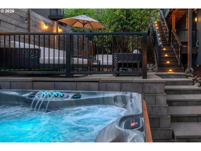 211 Nw SEBLAR Dr, Portland, OR 97210