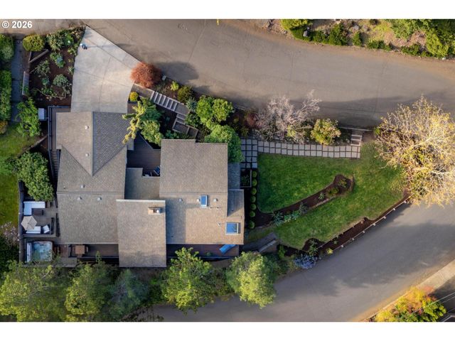 211 Nw SEBLAR Dr, Portland, OR 97210