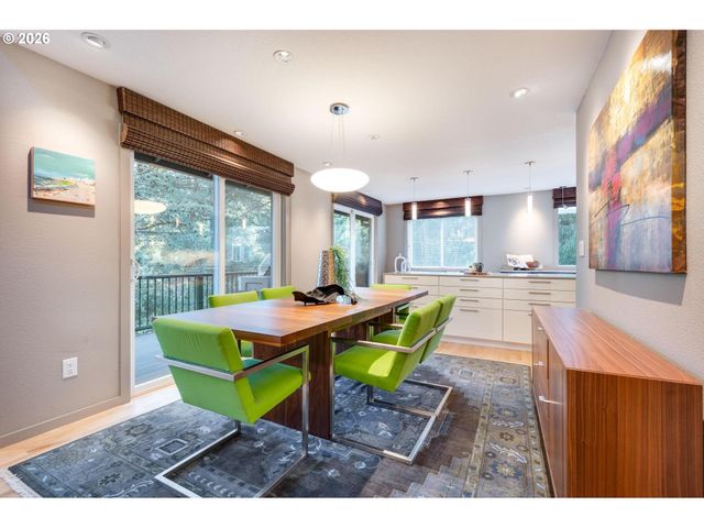 211 Nw SEBLAR Dr, Portland, OR 97210