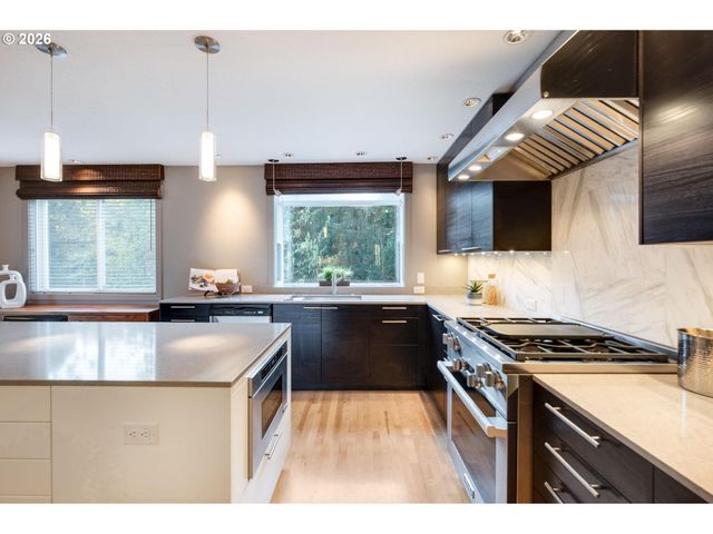 211 Nw SEBLAR Dr, Portland, OR 97210