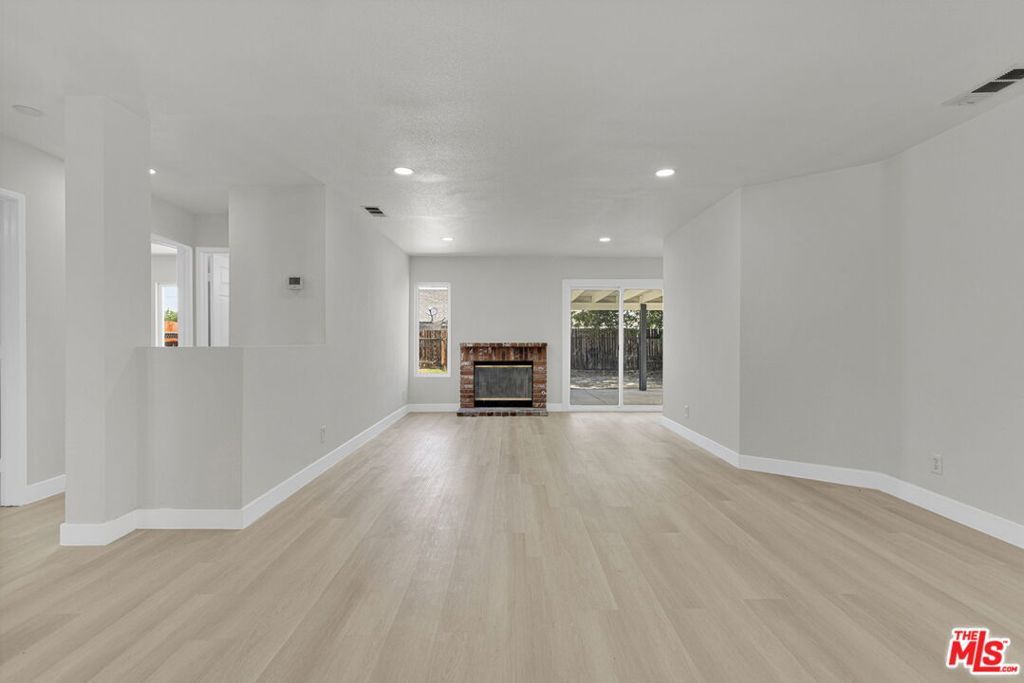 Image 4 of property listing at 10424 Peach Court, Adelanto, CA 92301
