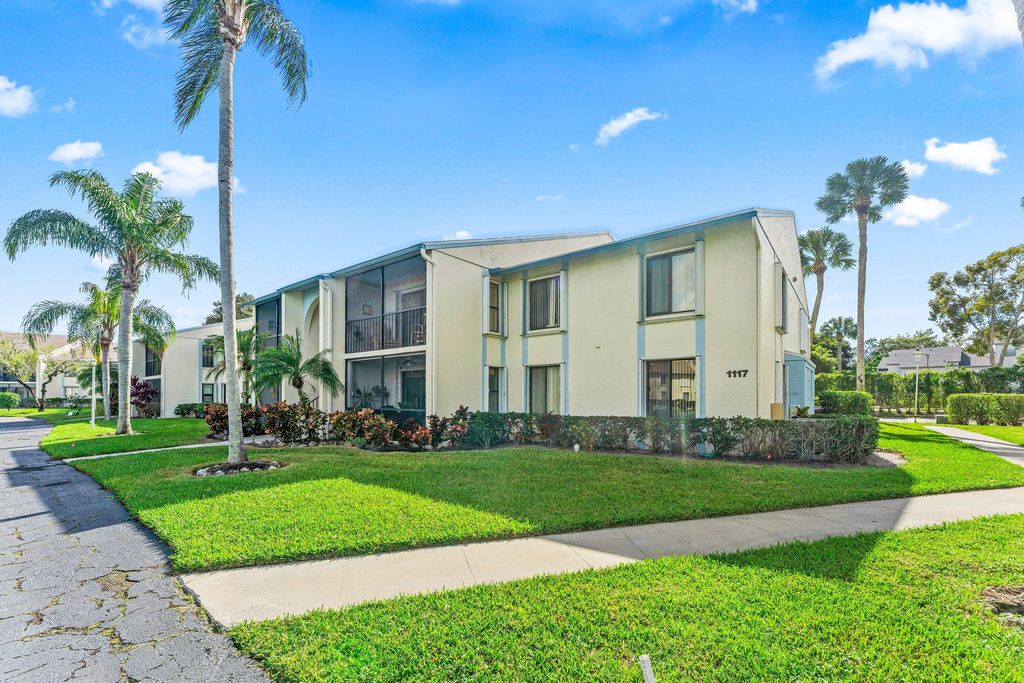 1117 Green Pine Boulevard D2, West Palm Beach, FL 33409