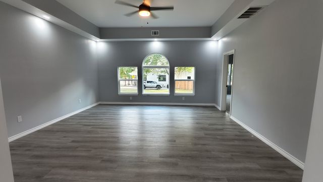 408 S Santa Fe Street, Wolfe City, TX 75496