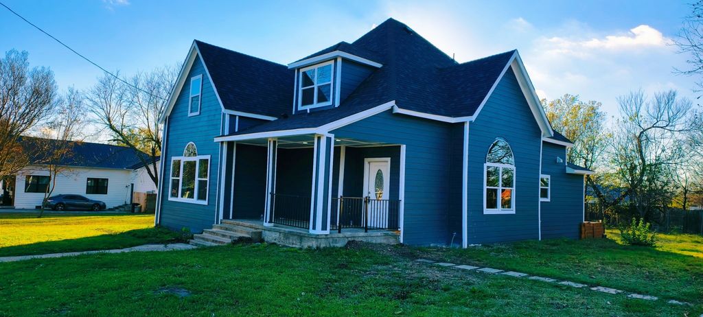 408 S Santa Fe Street, Wolfe City, TX 75496