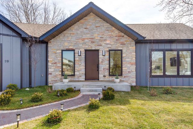 19 Marina Drive, Des Plaines, IL 60016