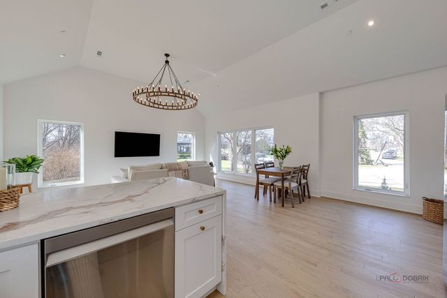 19 Marina Drive, Des Plaines, IL 60016