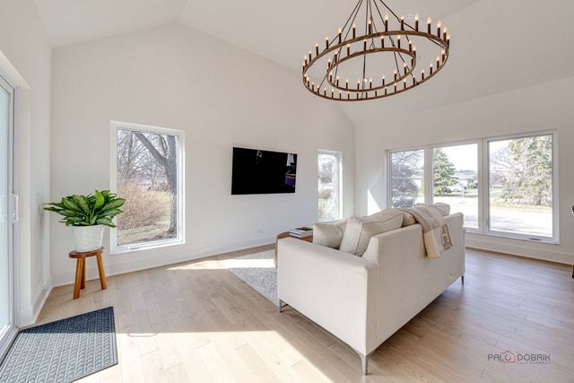 19 Marina Drive, Des Plaines, IL 60016