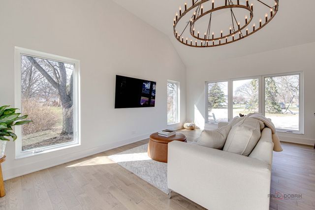 19 Marina Drive, Des Plaines, IL 60016