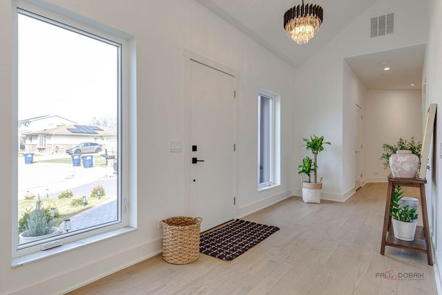 19 Marina Drive, Des Plaines, IL 60016