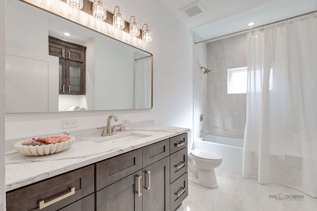 19 Marina Drive, Des Plaines, IL 60016