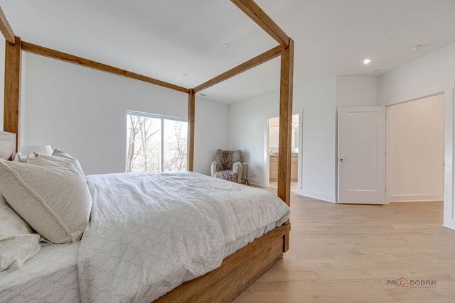 19 Marina Drive, Des Plaines, IL 60016