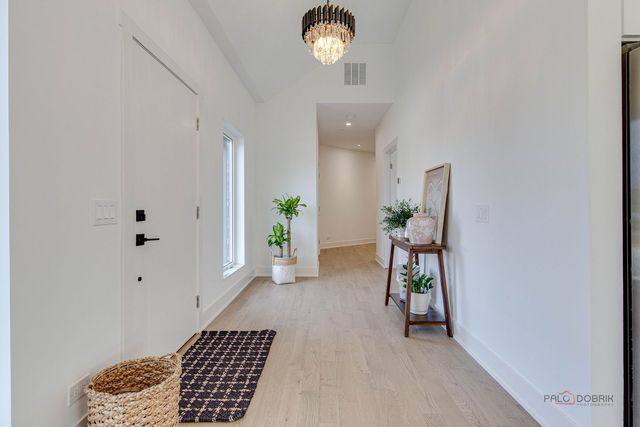 19 Marina Drive, Des Plaines, IL 60016