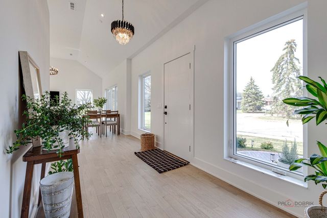 19 Marina Drive, Des Plaines, IL 60016