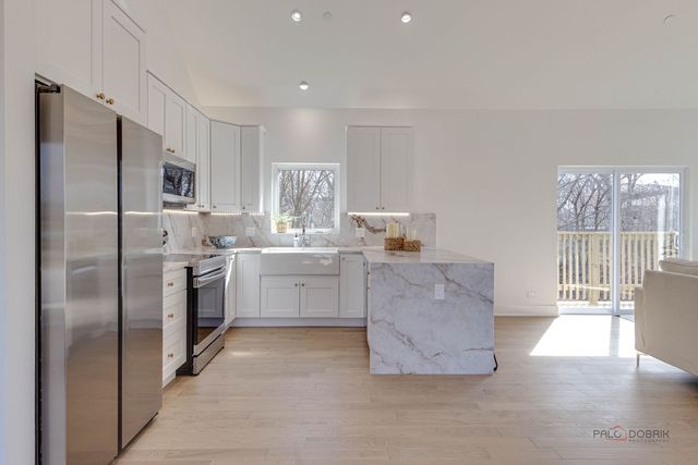 19 Marina Drive, Des Plaines, IL 60016