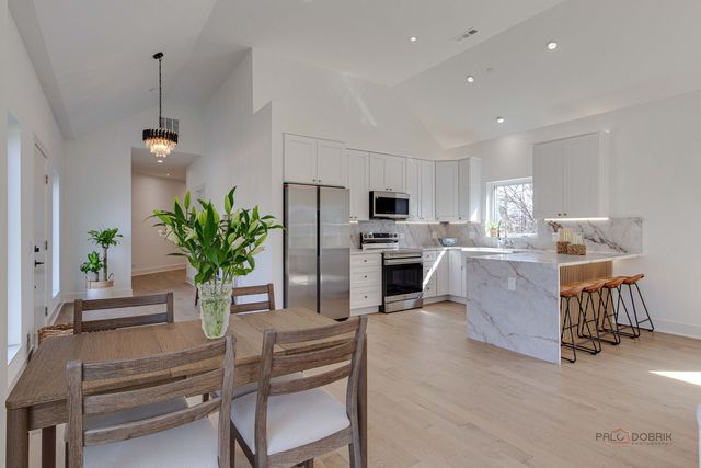 19 Marina Drive, Des Plaines, IL 60016