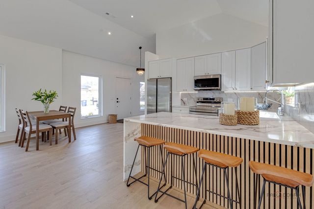 19 Marina Drive, Des Plaines, IL 60016