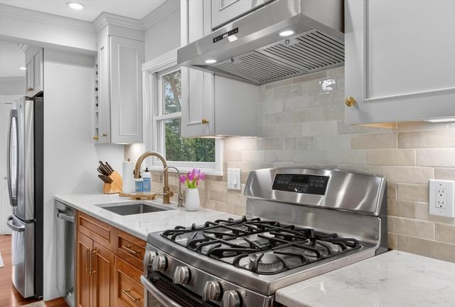 52 Maple St, Hamilton, MA 01982