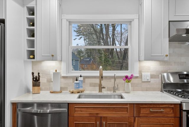 52 Maple St, Hamilton, MA 01982