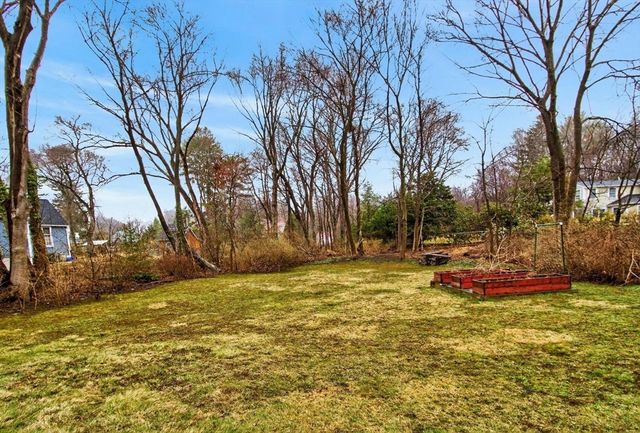 52 Maple St, Hamilton, MA 01982