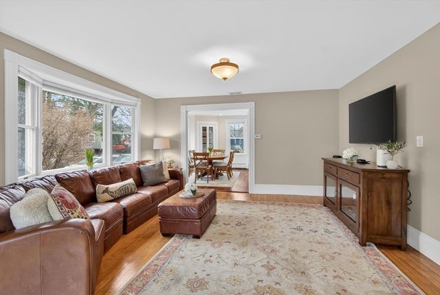 52 Maple St, Hamilton, MA 01982