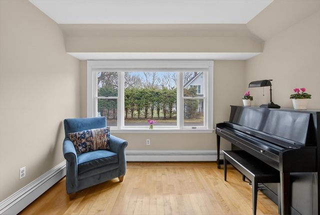 52 Maple St, Hamilton, MA 01982