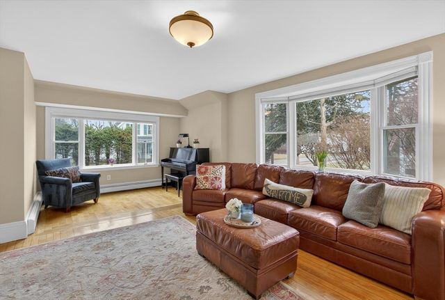 52 Maple St, Hamilton, MA 01982