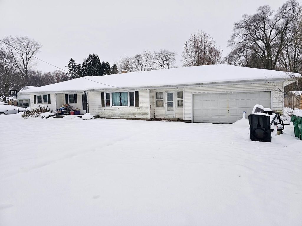 826 S Mayflower Road, La Porte, IN 46350