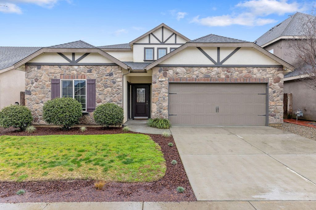 1923 W Humboldt Drive, Hanford, CA 93230