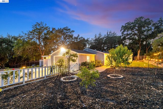1021 Scots Ln, Walnut Creek, CA 94596