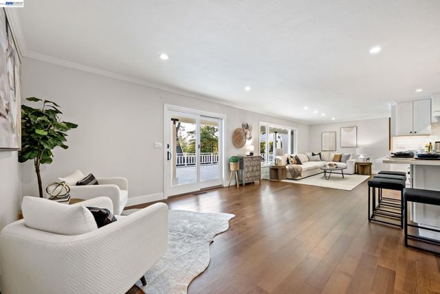 1021 Scots Ln, Walnut Creek, CA 94596