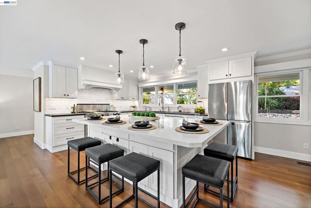 1021 Scots Ln, Walnut Creek, CA 94596