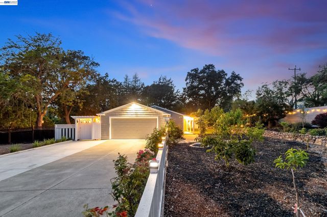 1021 Scots Ln, Walnut Creek, CA 94596